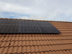 Installation de 7 panneaux photovoltaïques Jinko Solar de 425 Wc sur toiture tuile béton.