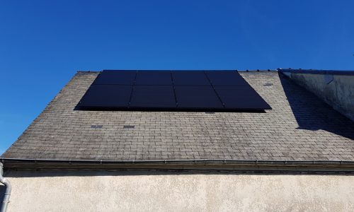 Installation de 8 panneaux photovoltaïques HYUNDAI 375 Wc sur toiture ardoises.