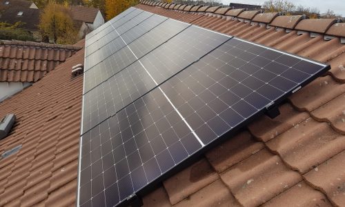 Installation de 7 panneaux photovoltaïques Jinko Solar de 425 Wc sur toiture tuile béton.